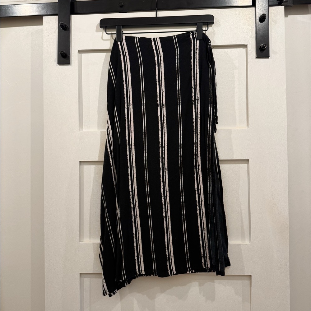 Black and White Striped Women's Calf Length Tie Pants